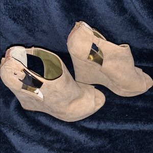 Size 7 tan wedge peel a boo sandals